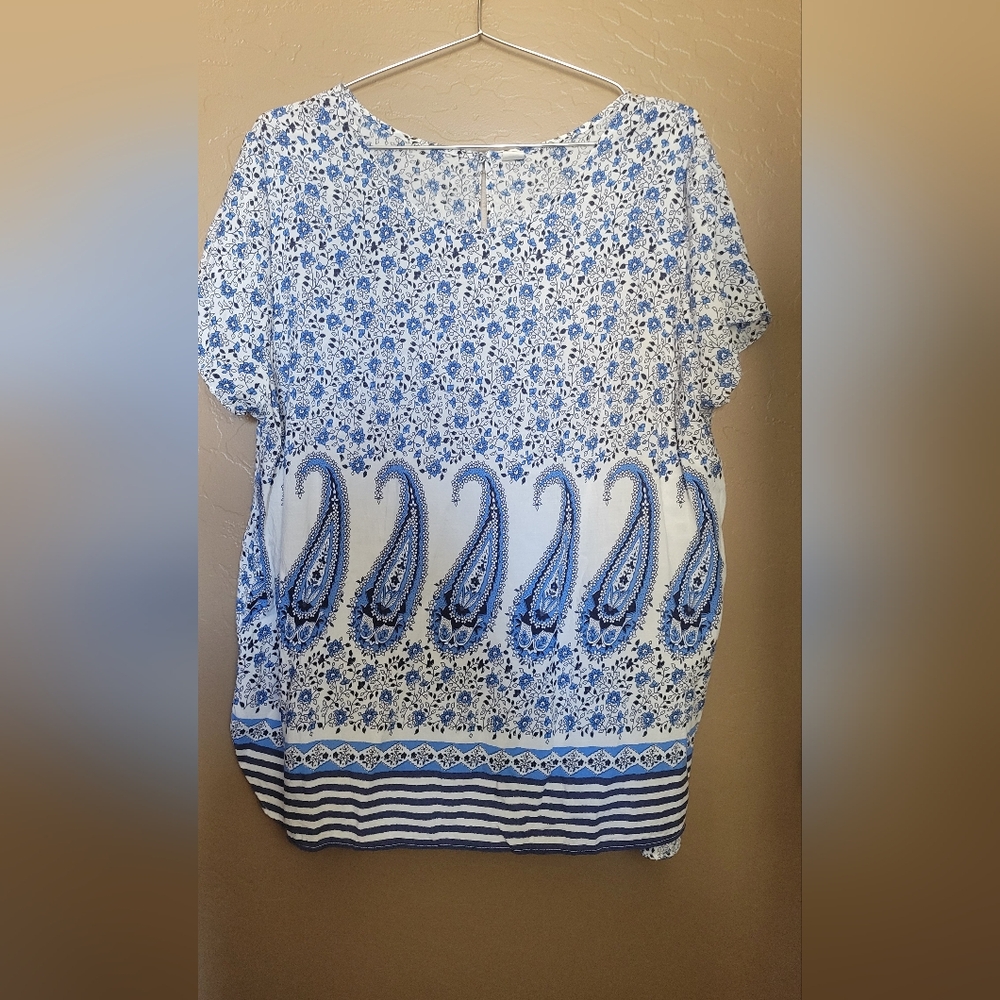 Old Navy Women's Blue and White Paisley Short Sleeve Blouse
